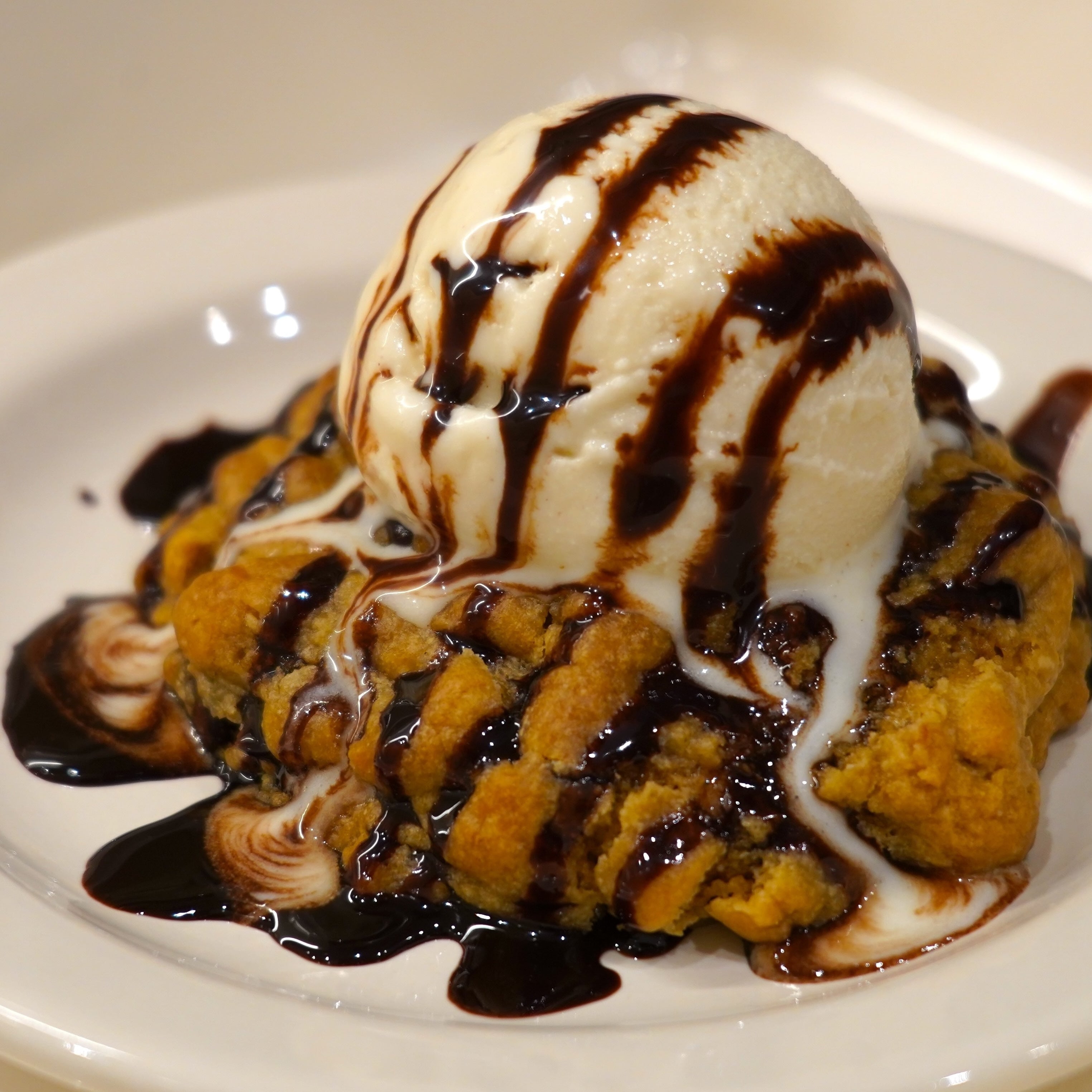 アメリカンクッキーとアイスの最強コンビ"Gooey Cookie Ice Cream"が全店舗で販売中‼️