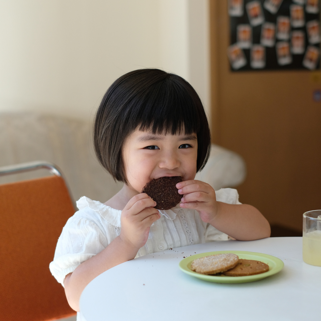 「これなら一緒に食べられるね」アレルギーっ子ママパパたちの“安心おやつ”体験談🍪🎶